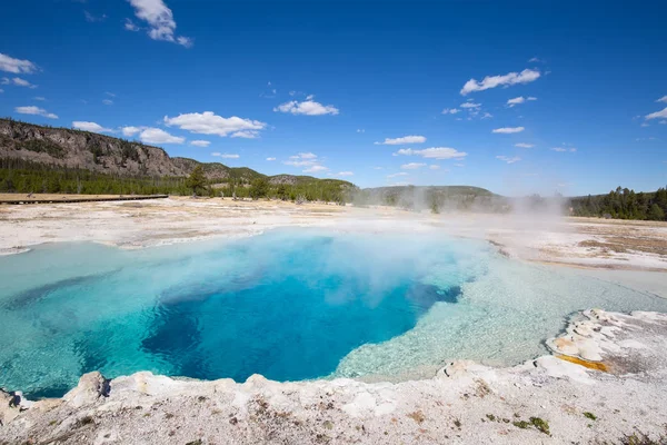 Piscina caliente en el Parque Nacional Yellowstone —  Fotos de Stock