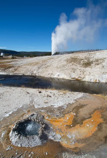 Kúp gejzír a Yellowstone Nemzeti Parkban — Stock Fotó