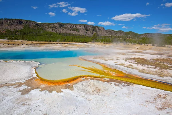 Varm pool i Yellowstone National park — Stockfoto