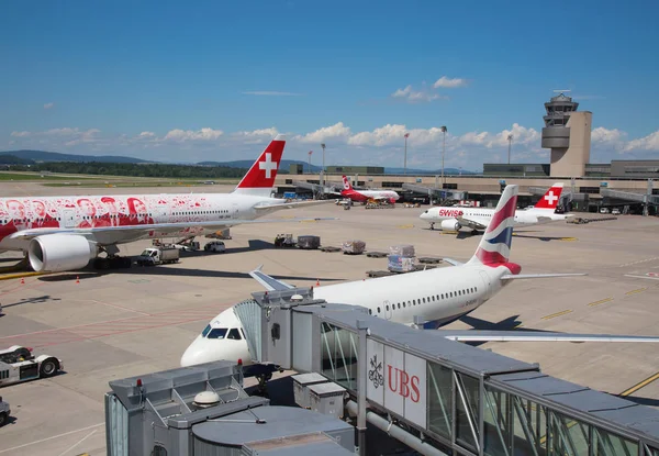 Pesawat di bandara Zurich — Stok Foto