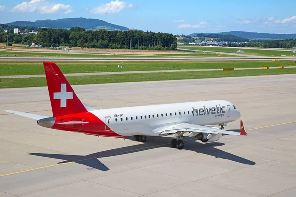 Avión en Zurich aeropuerto — Foto de Stock