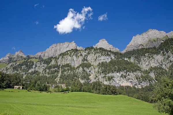 Petit village dans les Alpes — Photo