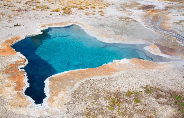 Hot pool in the Yellowstone National park — Stock Photo, Image