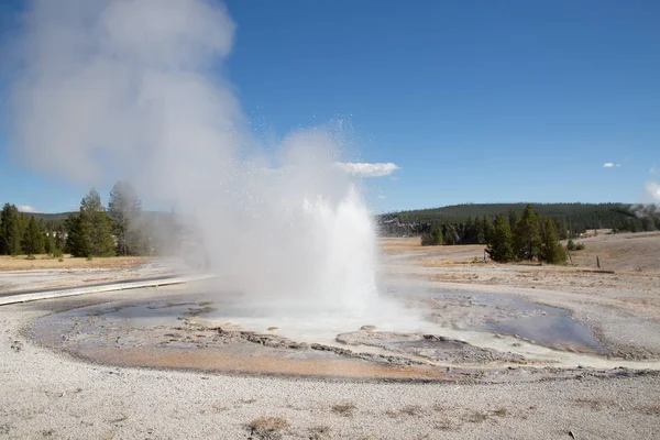 Erupción de géiser en el parque nacional de Yellowstone — Foto de Stock