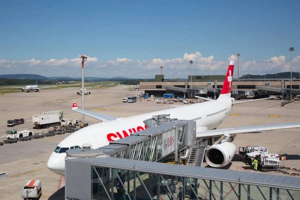 Pesawat di bandara Zurich — Stok Foto