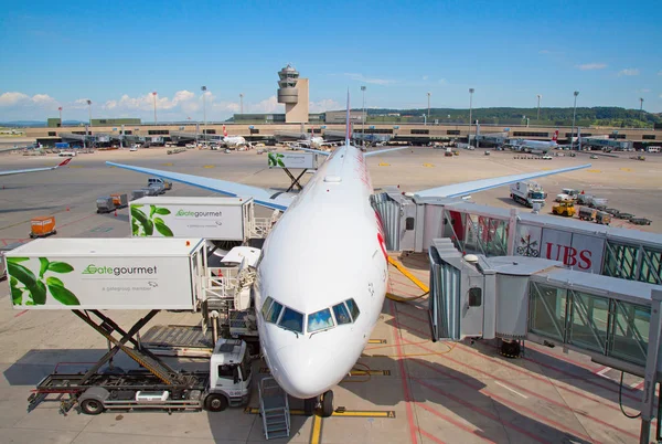 Flugzeug am Flughafen Zürich — Stockfoto