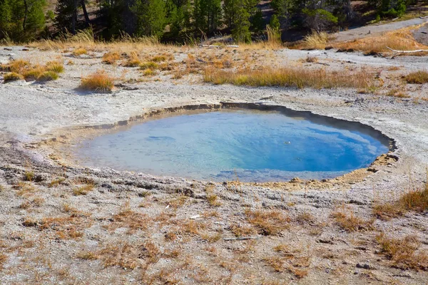 Piscina quente no parque nacional de Yellowstone — Fotografia de Stock