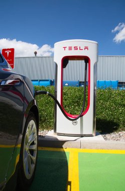 Tesla Supercharger istasyonu