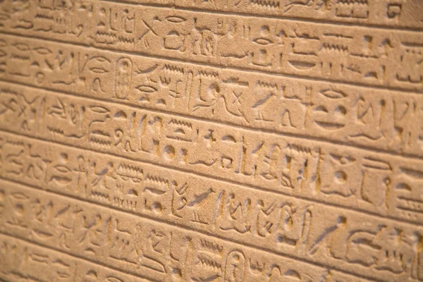 Jeroglíficos egipcios en la pared — Foto de Stock