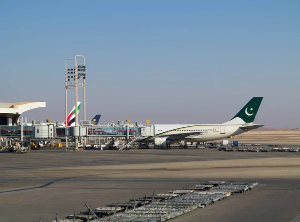 Vliegtuigen op de luchthaven van Riyad King Khalid — Stockfoto