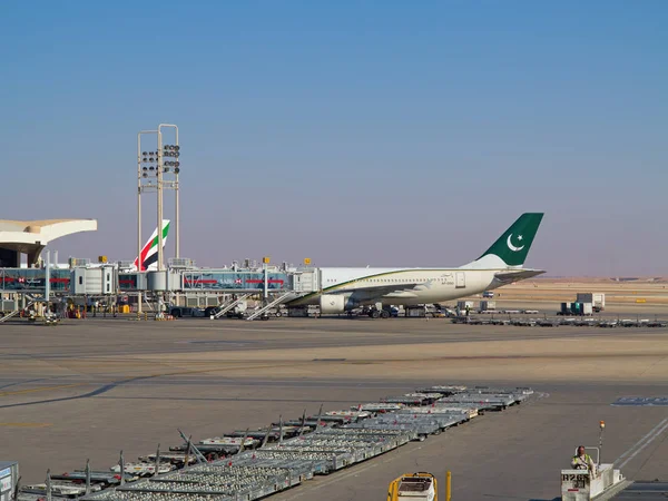 Planes at Riyadh King Khalid Airport — Stock Photo, Image