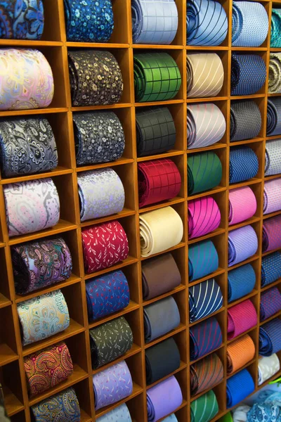 Коллекция галстуков в магазине — стоковое фото