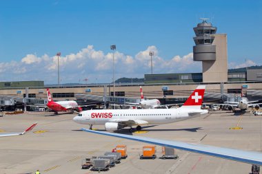 Uçaklar için hazırlanıyor, al