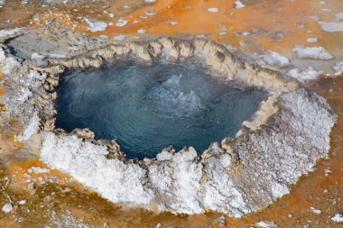 Renkli sıcak su havuzu