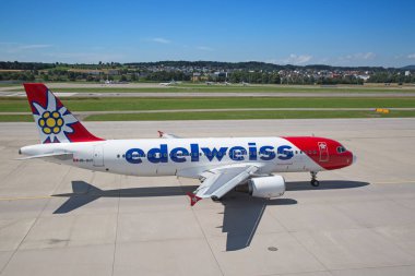  Uçak kalkış için hazırlanıyor