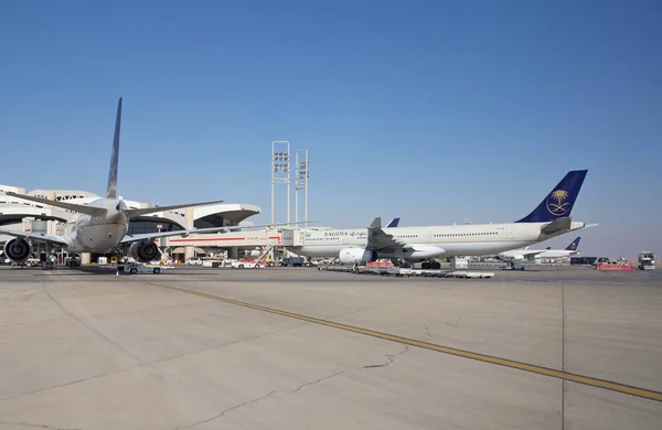 Avions à l'aéroport de Riyad King Khalid — Photo