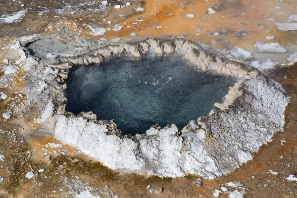 Renkli sıcak su havuzu