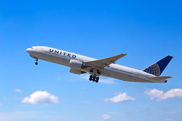 United Airlines opstijgen — Stockfoto