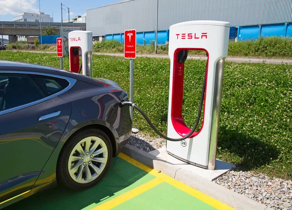 Tesla Supercharger istasyonu