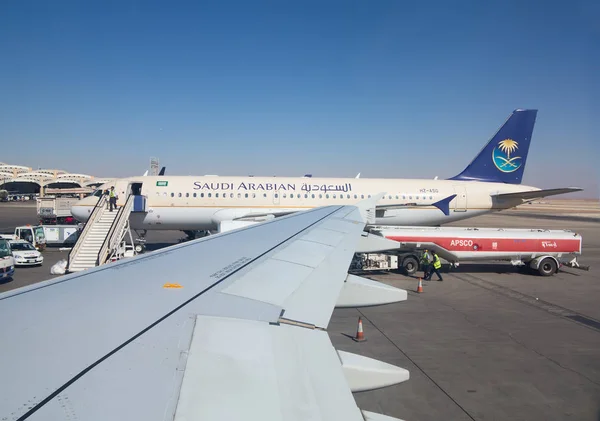 Самолет в аэропорту Эр-Рияд Кинг Халид — стоковое фото