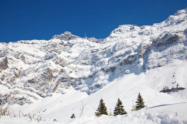 L'hiver dans les Alpes suisses — Photo