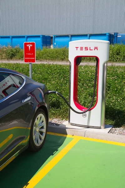 Tesla Supercharger istasyonu