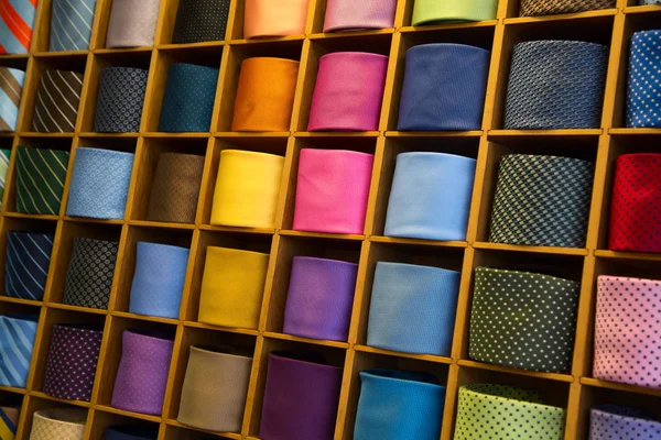 Dükkanda kravat koleksiyonu