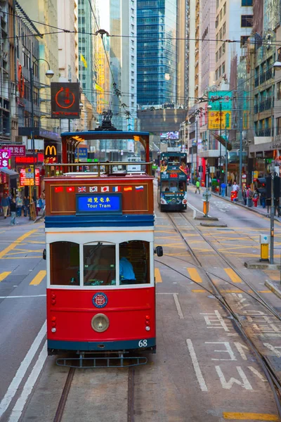 Mensen met behulp van de tram in Hong Kong — Stockfoto