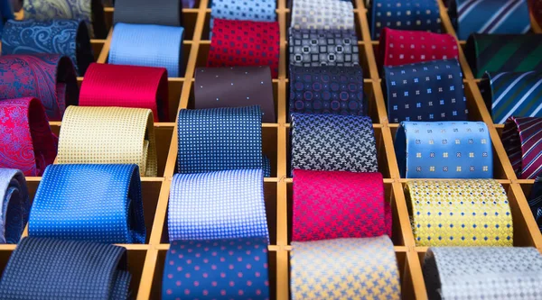 Коллекция галстуков в магазине — стоковое фото