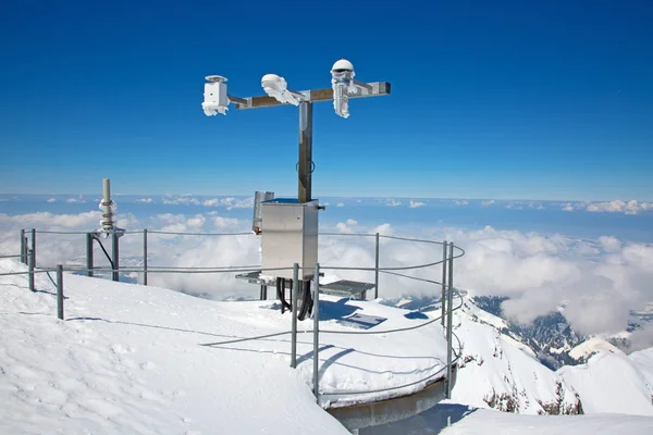 Väderstation på toppen av mount — Stockfoto