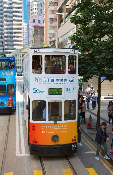 Mensen met behulp van de tram in Hong Kong — Stockfoto