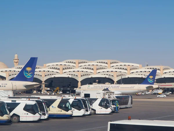 Самолеты в аэропорту Эр-Рияд Кинг Халид — стоковое фото