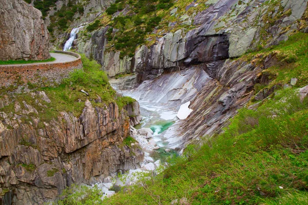 Reuss floden i Alperna — Stockfoto