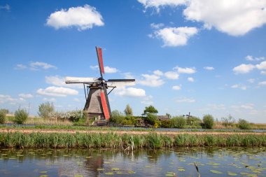 Doğal yakınındaki antik yel değirmenleri