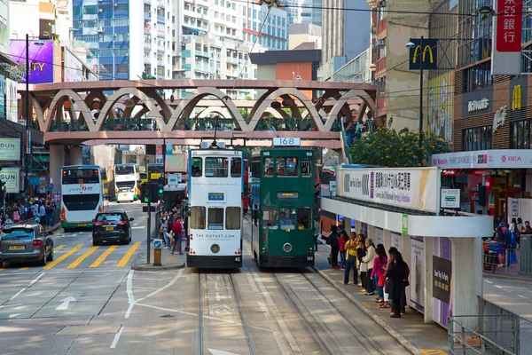 Ihmiset käyttävät raitiovaunua Hongkongissa — kuvapankkivalokuva