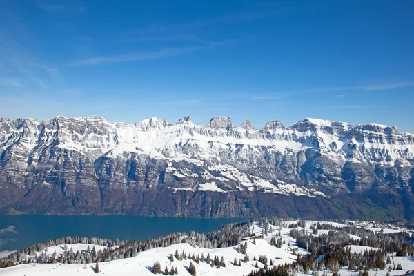 L'hiver dans les Alpes suisses — Photo