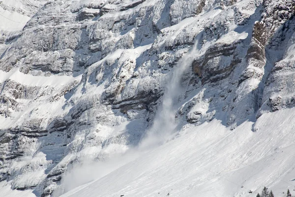 L'hiver dans les Alpes suisses — Photo