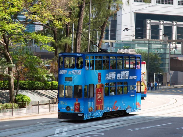 Menschen mit Straßenbahn in Hongkong — Stockfoto