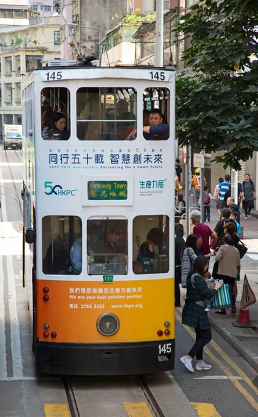 Mensen met behulp van de tram in Hong Kong — Stockfoto