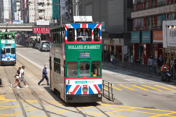 Mensen met behulp van de tram in Hong Kong — Stockfoto