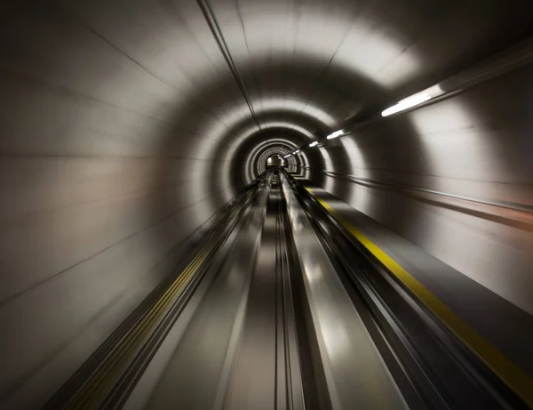 Durch den unterirdischen Tunnel — Stockfoto