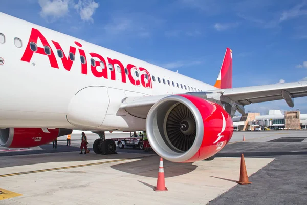 Avianca avión en Cancún — Foto de Stock