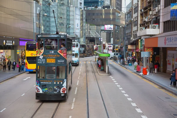 Mensen met behulp van de tram in Hong Kong — Stockfoto