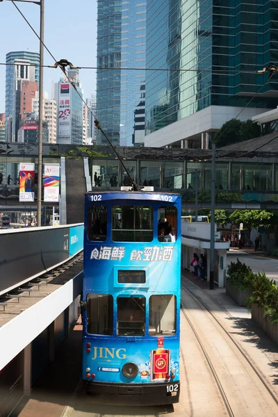 Mensen met behulp van de tram in Hong Kong — Stockfoto