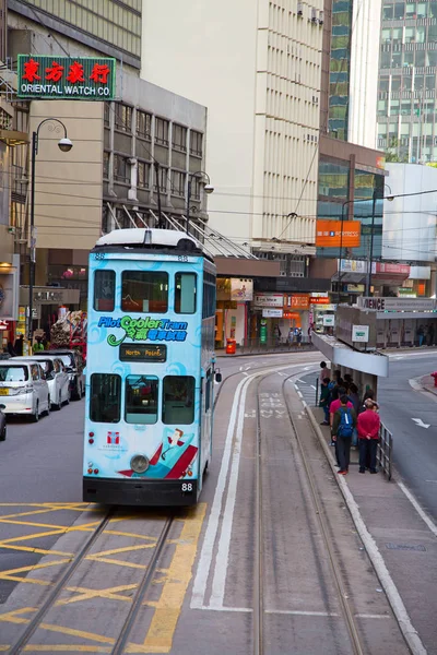 Mensen met behulp van de tram in Hong Kong — Stockfoto