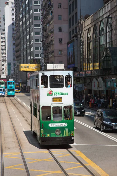 Mensen met behulp van de tram in Hong Kong — Stockfoto