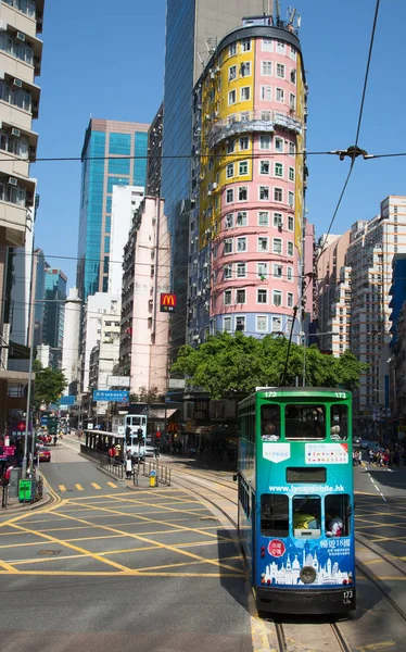 Mensen met behulp van de tram in Hong Kong — Stockfoto