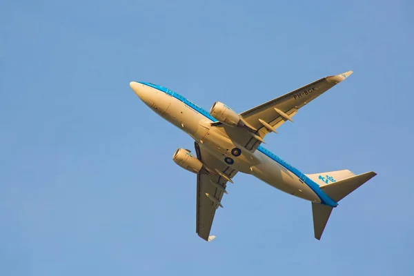 Boeing-737 KLM taking off at sunset — Stock Photo, Image