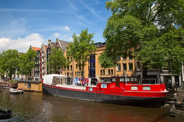 Амстердам с историческими каналами — стоковое фото