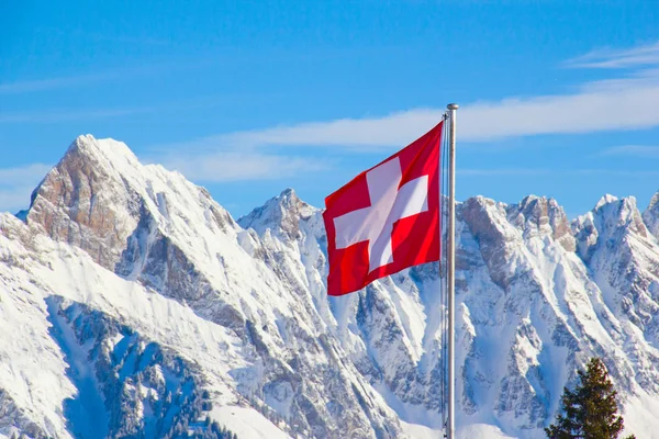 Invierno en los Alpes suizos — Foto de Stock